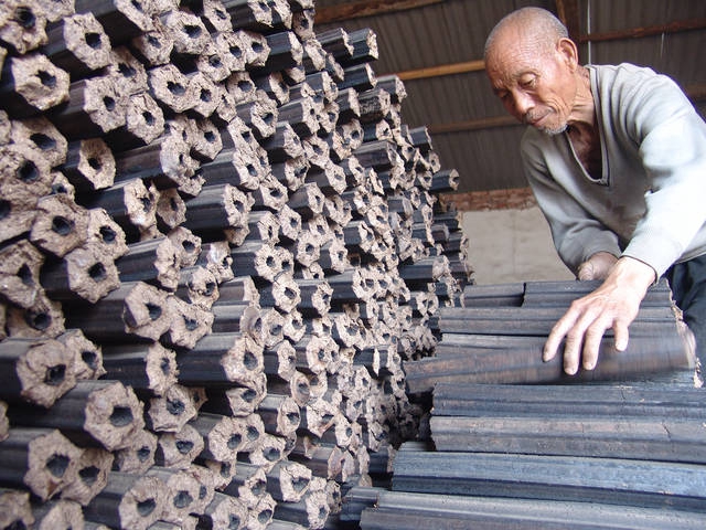 木炭機操作過程詳解:燒烤炭是如何制作的